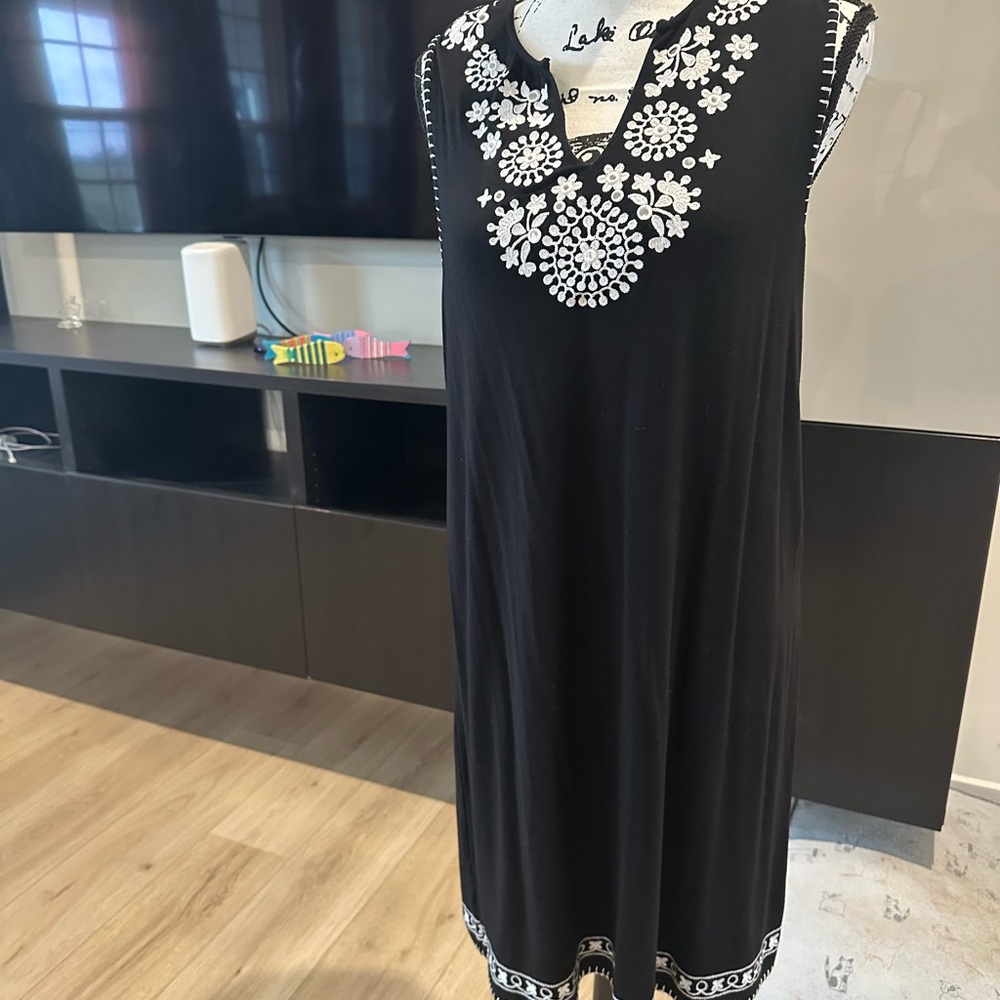 Grace Elements Black Sleeveless Tunic with White Floral DRESS WITH  Embroidery
